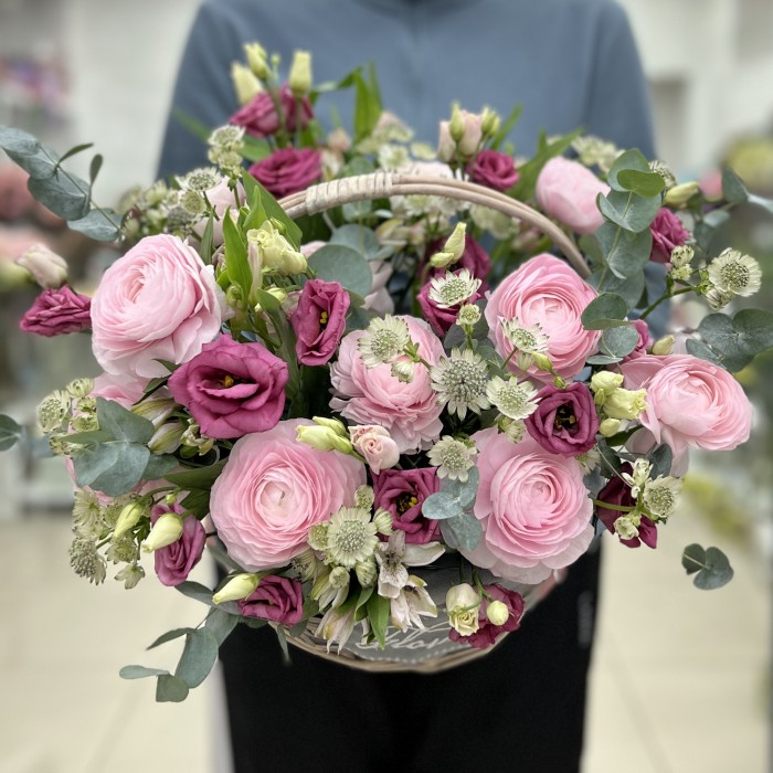 Эустомы и розовые ранункулюсы в корзине